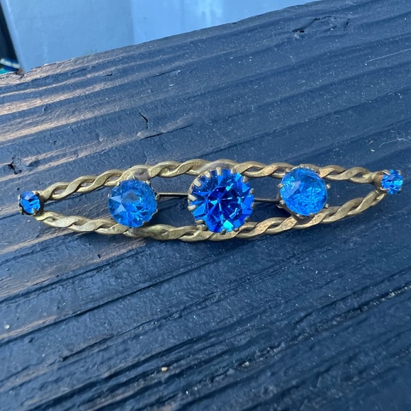 Vintage Blue Crystal Brooch Pin SIGNED AUSTRIA Rhinestone Woven Brass Prong Set - Picture 1 of 14